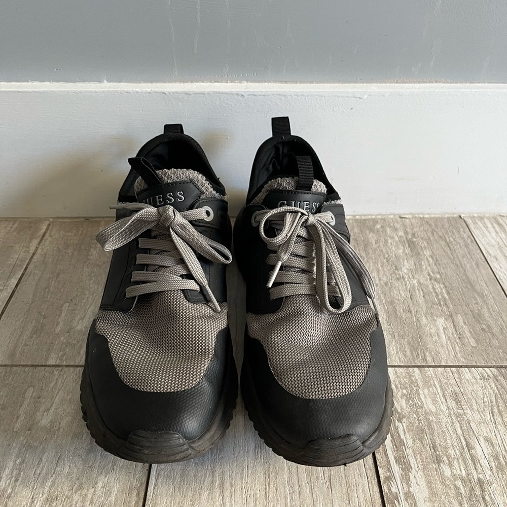 Used super comfortable, used, and in great condition Guess sneakers.